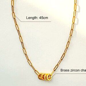 A SMOOTH CHAIN WITH FIVE CIRCLES LINED WITH CUBIC ZIRCONIAS AND DETAIL NECKLACE